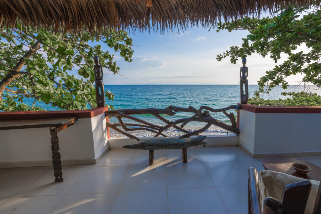 Situate direttamente sulla spiaggia di Madirokely, offrono ampi spazi esterni, camere eleganti e una piscina privata con vista sul mare.